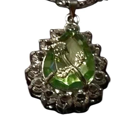 NWT  SILVER NECKLACE WITH GREEN STONE WITH A FLOWER IN THE CENTER - Picture 3 of 9